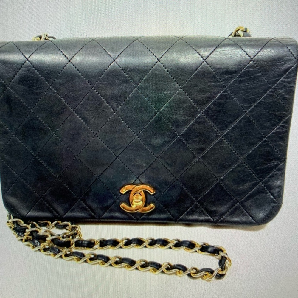 Vintage leather Chanel crossbody in perfect conditions